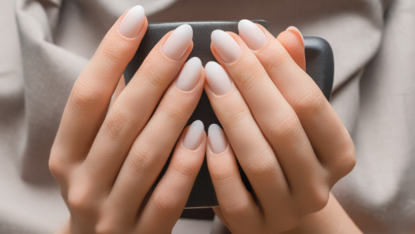 Vernis semi-permanent à Montpellier : tenue 3 semaines, nail art tendance, hygiène pro & RDV rapide. Étudiantes, pros, mariées : réservez en ligne !