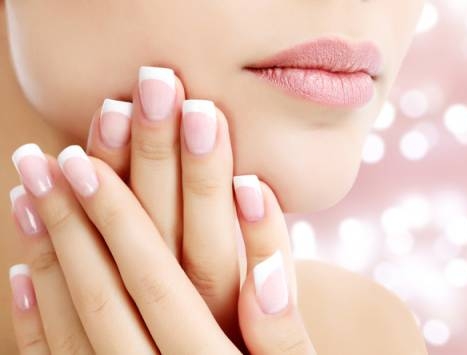 Vernis semi-permanent à Montpellier : tenue 3 semaines, nail art tendance, hygiène pro & RDV rapide. Étudiantes, pros, mariées : réservez en ligne !